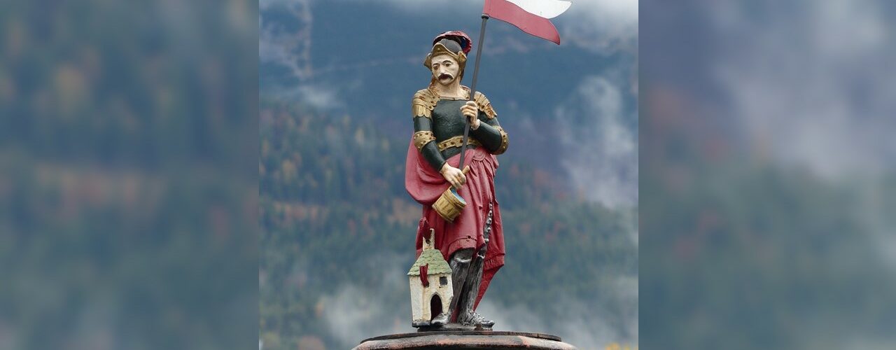 Statue des Heiligen St. Florian auf einem Brunnen in Ellmau, Tirol