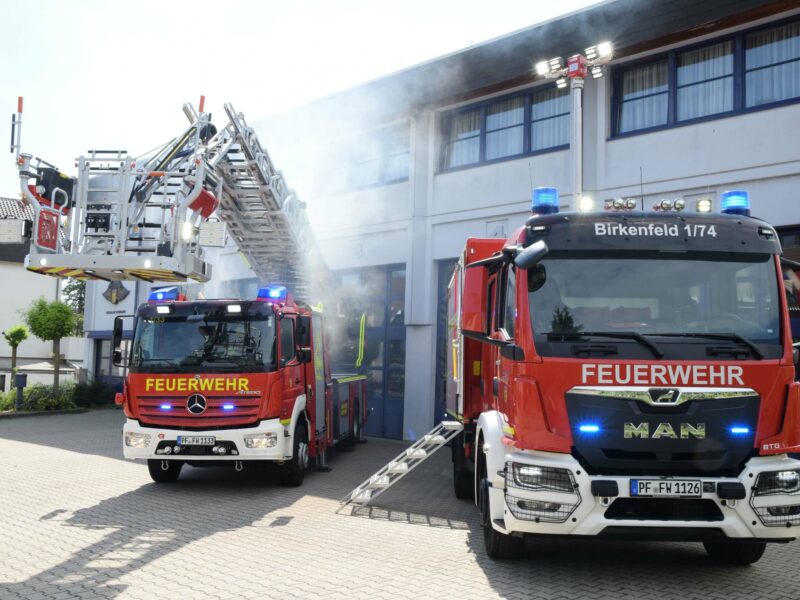 Bild von Drehleiter und Gerätewagen-Transport vor dem Feuerwehrhaus Birkenfeld