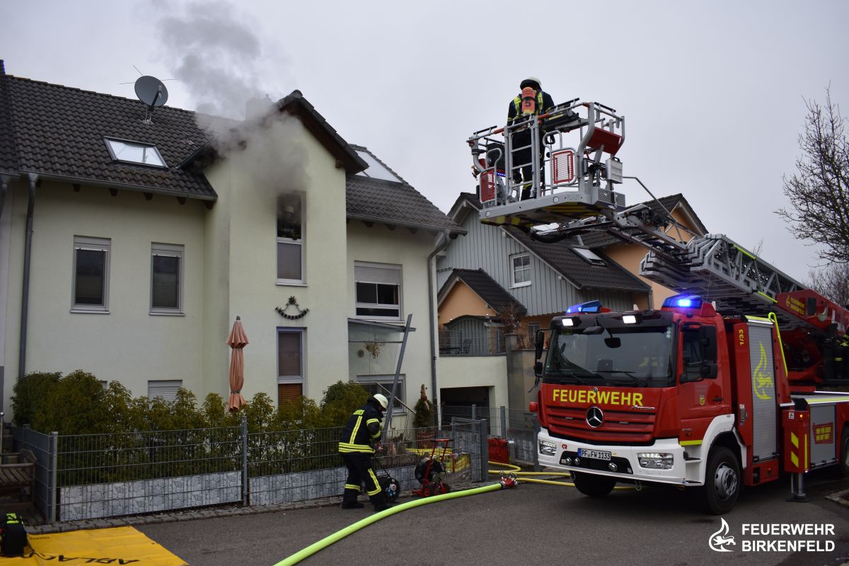 Drehleiter vor verrauchtem Wohnhaus