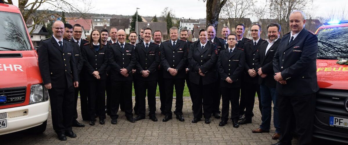 Die Mitglieder der Feuerwehr Birkenfeld sowie Ehrengäste vor dem alten und dem neuen Fahrzeug