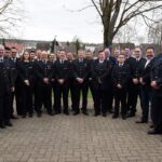 Die Mitglieder der Feuerwehr Birkenfeld sowie Ehrengäste vor dem alten und dem neuen Fahrzeug
