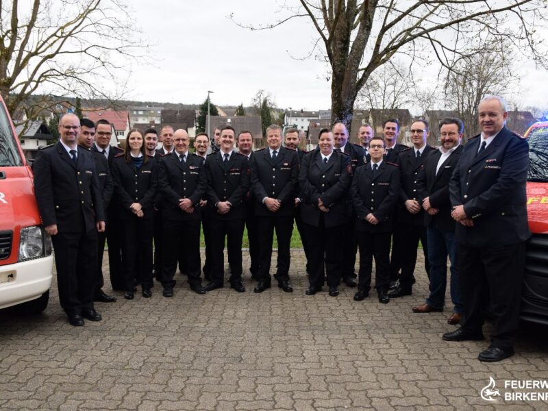 Die Mitglieder der Feuerwehr Birkenfeld sowie Ehrengäste vor dem alten und dem neuen Fahrzeug