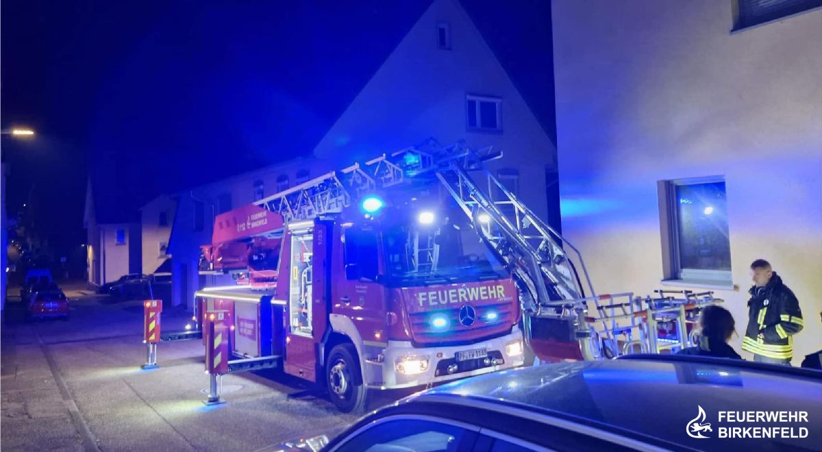 Drehleiter vor Haus
