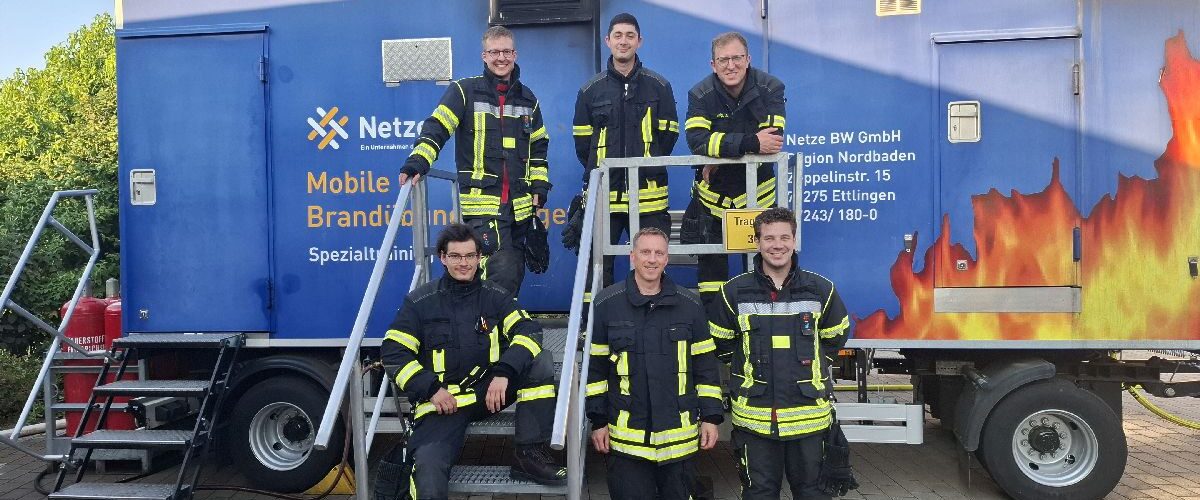 Gruppenbild vor Brandcontainer