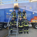 Gruppenbild vor Brandcontainer