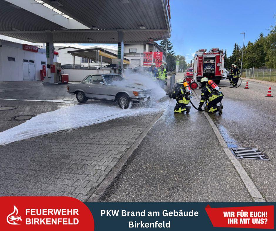 Brennender PKW an Tankstelle wird gelöscht