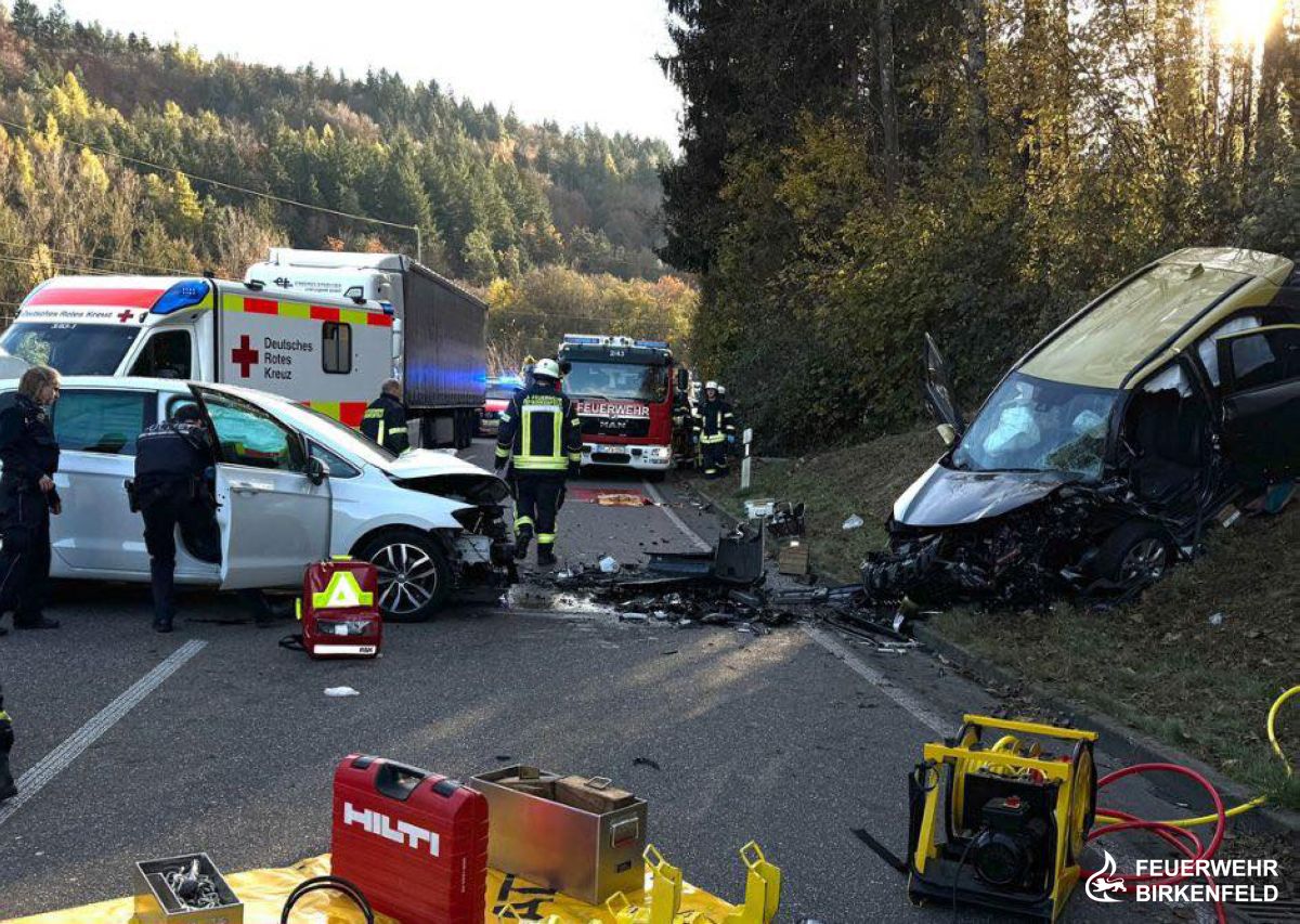 Frontalzusammenstoß zweier PKW
