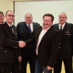 Abt.-Kommandant Jakob Bauser schüttelt Bürgermeister Steiner die Hand. Im Hintergrund Bausers stellvertreter und Kommandant Oelschläger