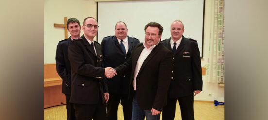 Abt.-Kommandant Jakob Bauser schüttelt Bürgermeister Steiner die Hand. Im Hintergrund Bausers stellvertreter und Kommandant Oelschläger