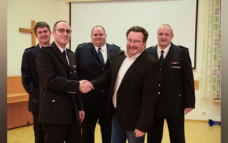 Abt.-Kommandant Jakob Bauser schüttelt Bürgermeister Steiner die Hand. Im Hintergrund Bausers stellvertreter und Kommandant Oelschläger