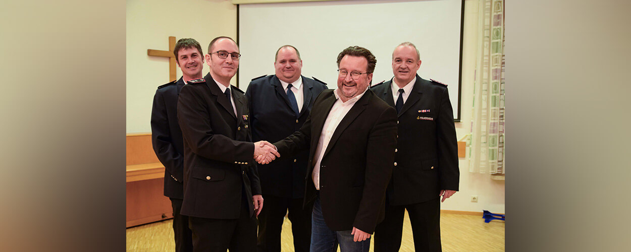 Abt.-Kommandant Jakob Bauser schüttelt Bürgermeister Steiner die Hand. Im Hintergrund Bausers stellvertreter und Kommandant Oelschläger