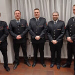 Die Führung der Abteilung Birkenfeld mit den frisch ernannten Feuerwehrmann-Anwärtern. Von links nach rechts: Die beiden stellvertretenden Abteilungskommandanten Peter Kirchherr und Michael Jäck, Moritz Göring, Kevin Kastner und Abteilungskommandant Marc Ochner.