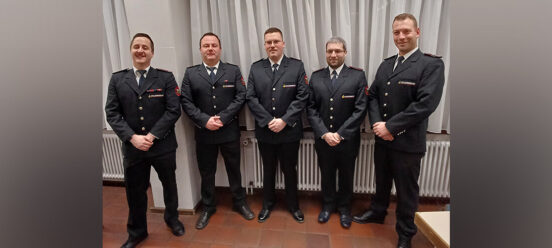 Die Führung der Abteilung Birkenfeld mit den frisch ernannten Feuerwehrmann-Anwärtern. Von links nach rechts: Die beiden stellvertretenden Abteilungskommandanten Peter Kirchherr und Michael Jäck, Moritz Göring, Kevin Kastner und Abteilungskommandant Marc Ochner.