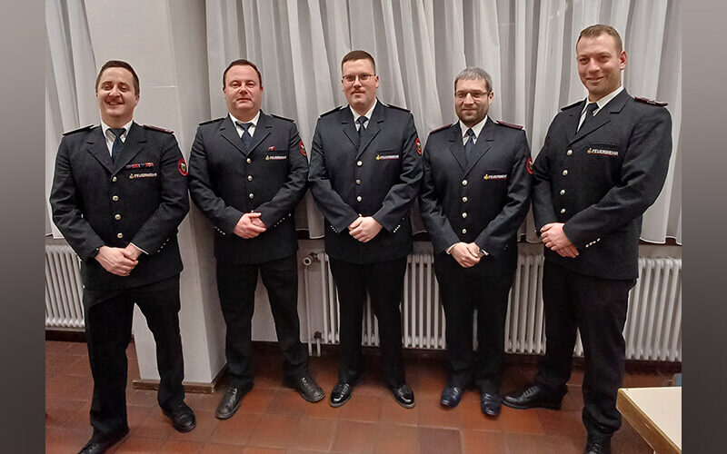 Die Führung der Abteilung Birkenfeld mit den frisch ernannten Feuerwehrmann-Anwärtern. Von links nach rechts: Die beiden stellvertretenden Abteilungskommandanten Peter Kirchherr und Michael Jäck, Moritz Göring, Kevin Kastner und Abteilungskommandant Marc Ochner.