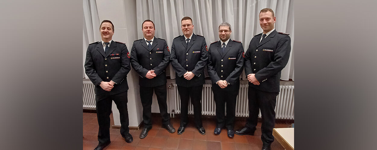 Die Führung der Abteilung Birkenfeld mit den frisch ernannten Feuerwehrmann-Anwärtern. Von links nach rechts: Die beiden stellvertretenden Abteilungskommandanten Peter Kirchherr und Michael Jäck, Moritz Göring, Kevin Kastner und Abteilungskommandant Marc Ochner.