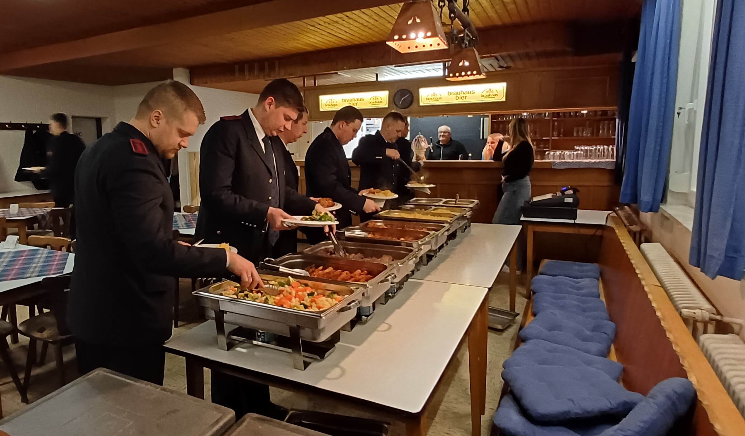Personen schöpfen Essen am Buffet