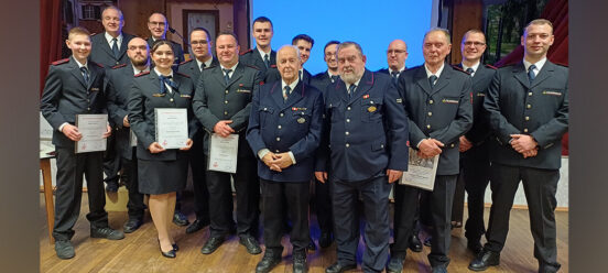 Gruppenbild der Geehrten und Beförderten