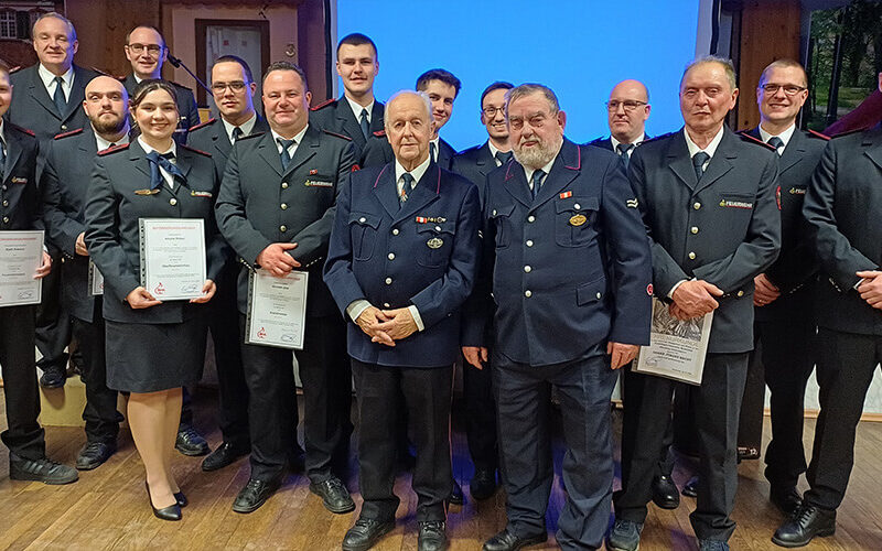 Gruppenbild der Geehrten und Beförderten