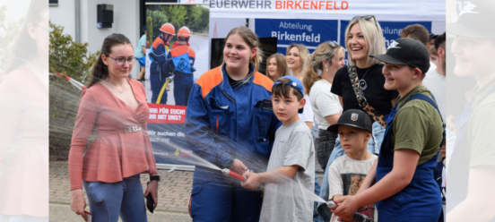 Personen halten lachend Strahlrohr