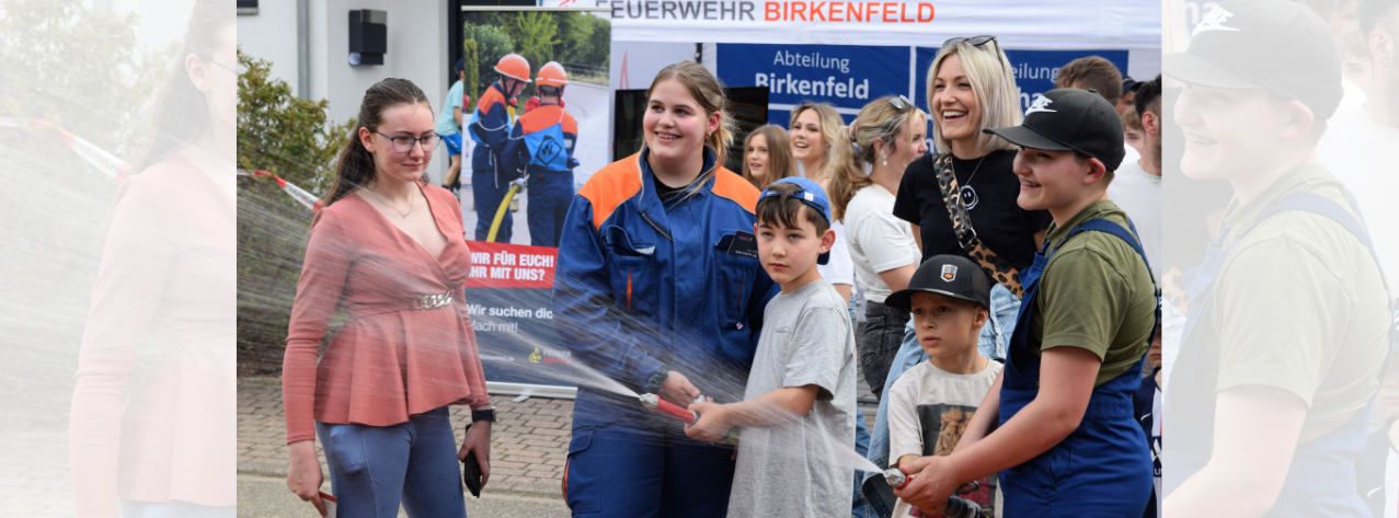 Personen halten lachend Strahlrohr